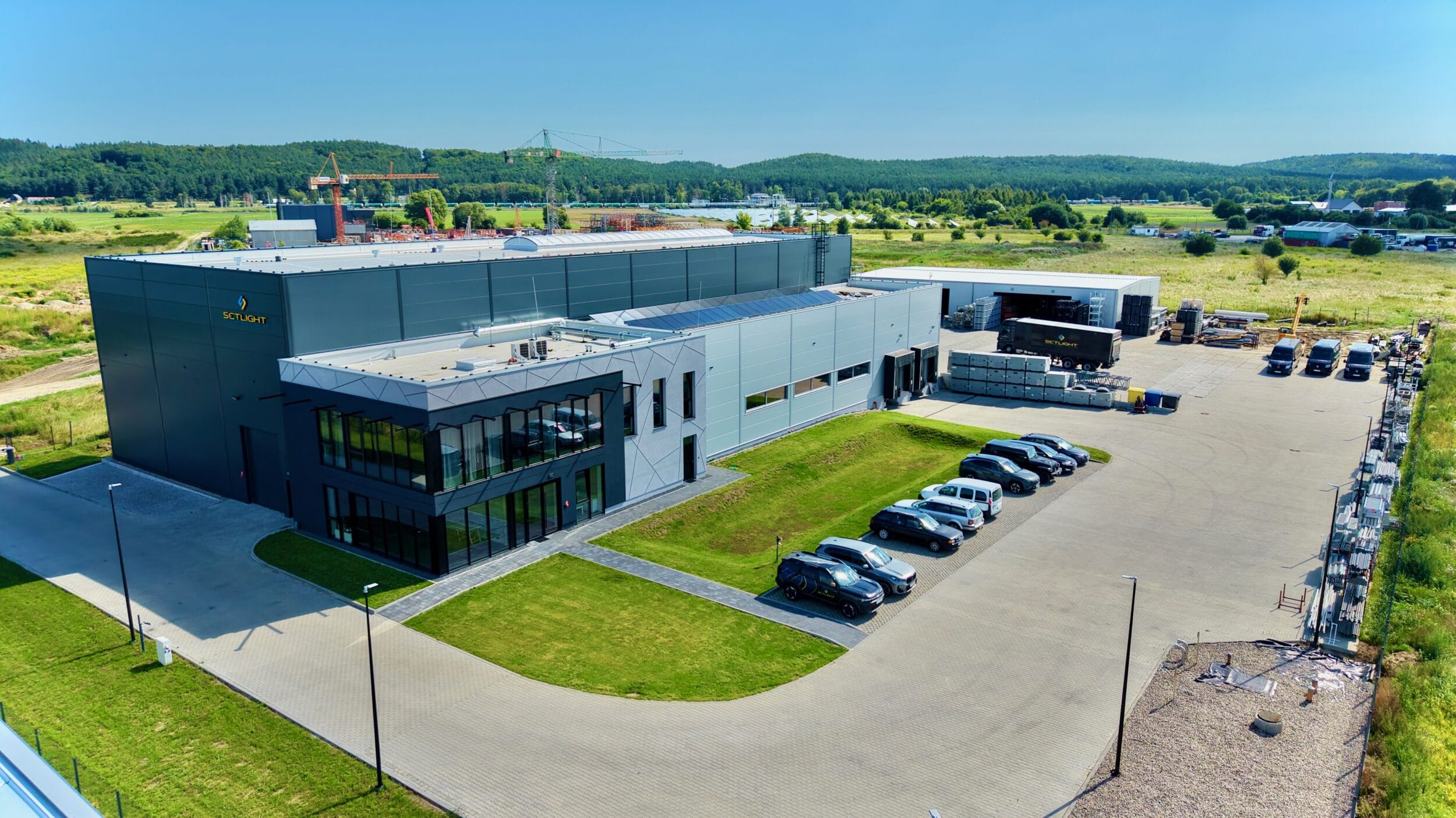 Widok z drona na dwie hale magazynowe w Rumi, łącznie 2500 m², fotowoltaika na dachu