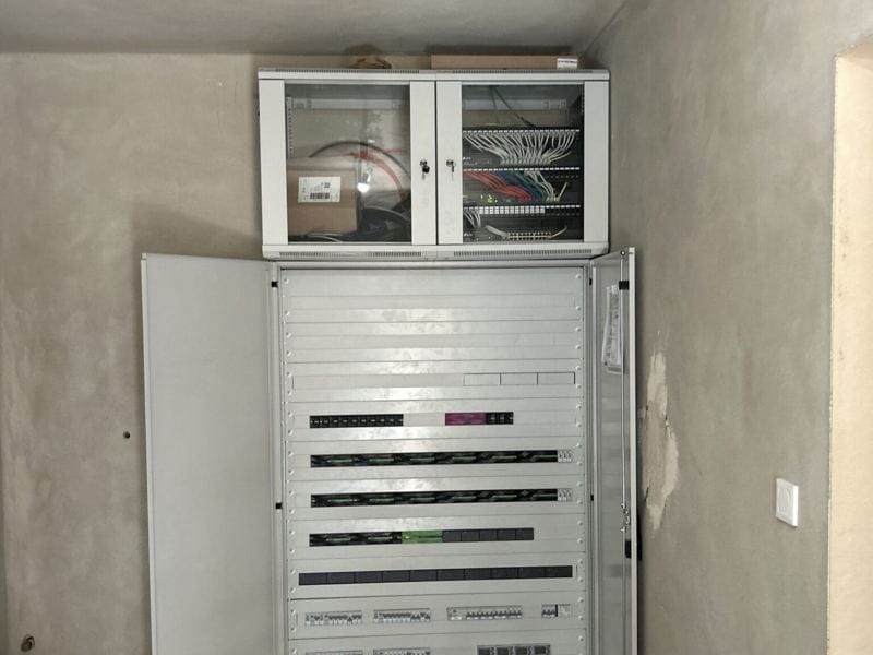 Inteligentny dom w Pogórzu pod Gdynią Rozdzielnica z automatyką Loxone w domu w Pogórzu